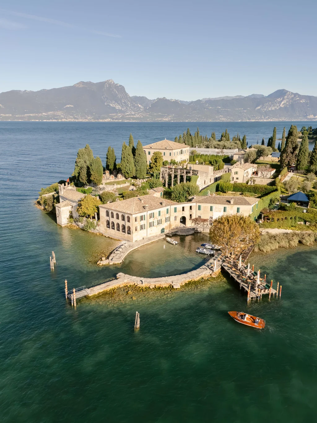 Weitwinkel-Drohnenfoto der Villa Guarienti und des Hafens von Punta San Vigilio.