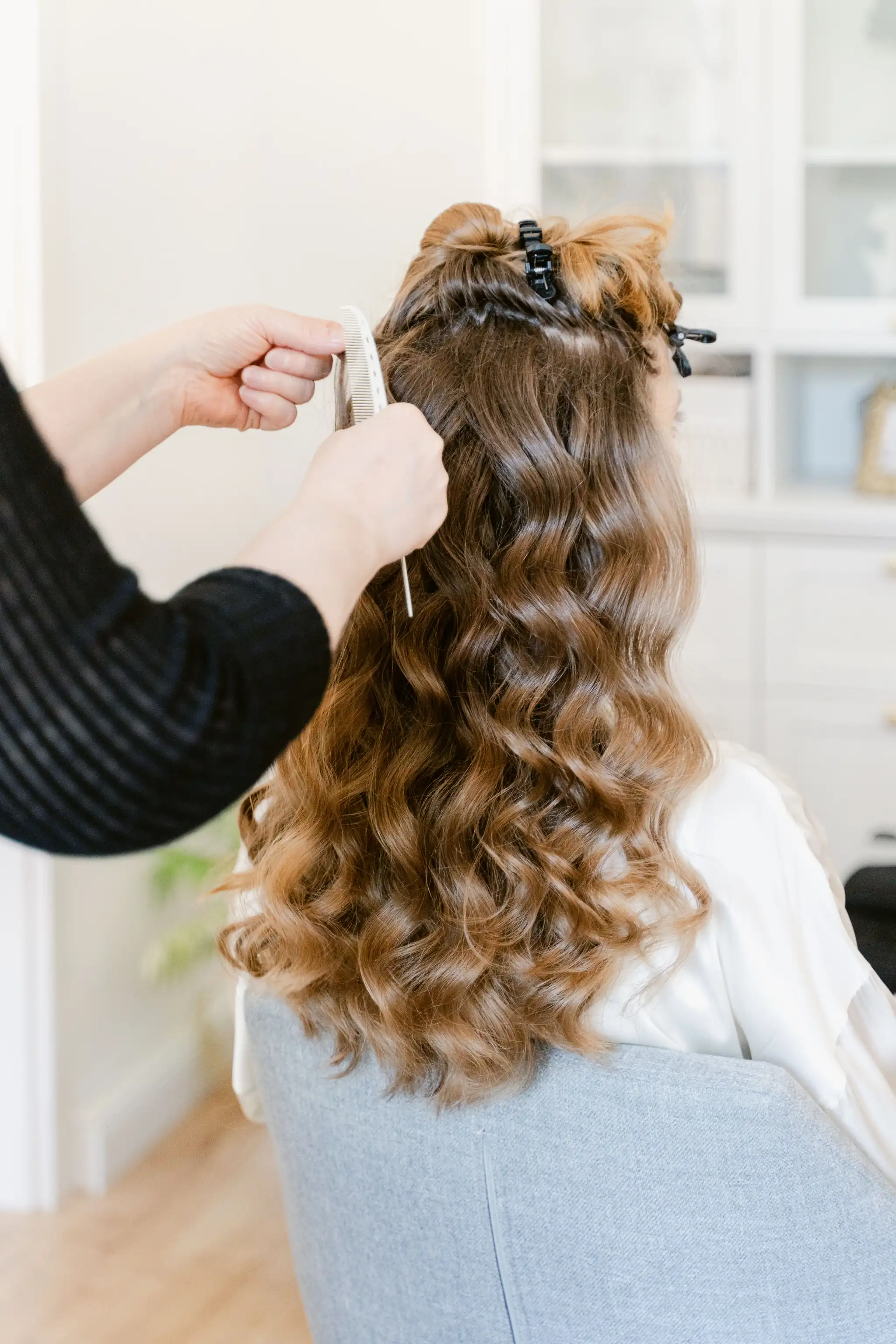 Nahaufnahme vom Haarstyling der Braut am Morgen der Hochzeit.