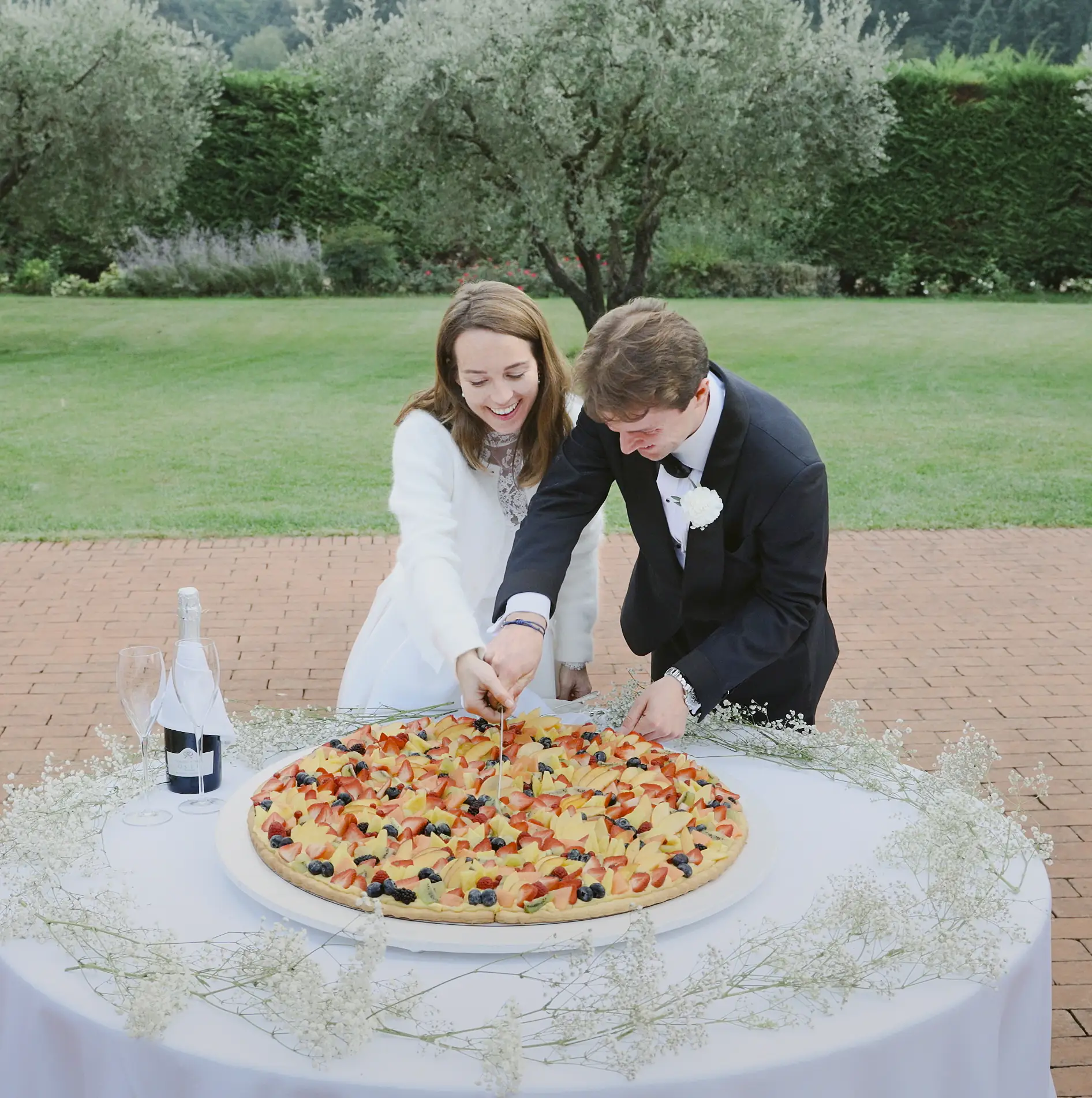 Das Brautpaar schneidet gemeinsam die traditionelle italienische Millefoglie-Torte an.
